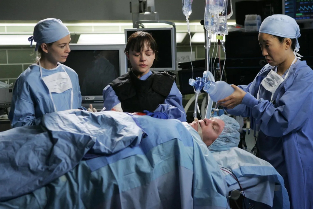 image of surgeons operating on the Grey's Anatomy patient with a bomb inside him